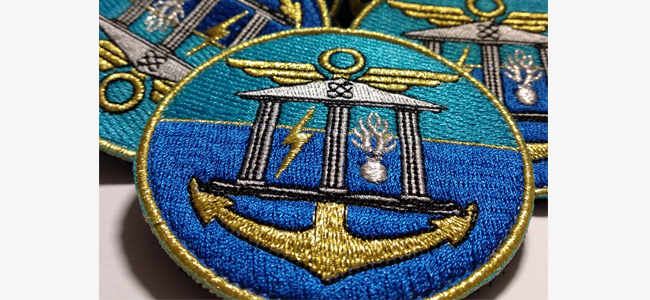 Patch brodé avec les fils métalliques Fils métalliques sur un écusson brodé