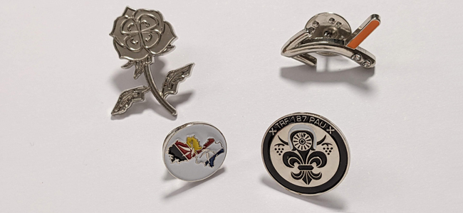 Pin's, insignes metal poli argenté faits par Customize.fr Finition metal argenté pour pin's insignes médailles Customize.fr